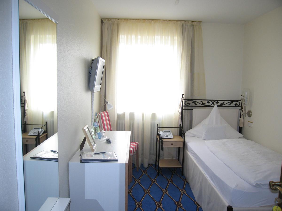 & Restaurant Mainaublick Hotel 3*